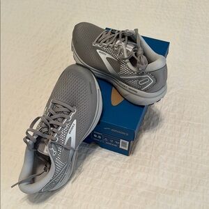 Women Brooks Ghost 14 grey and white 9.5 NEW